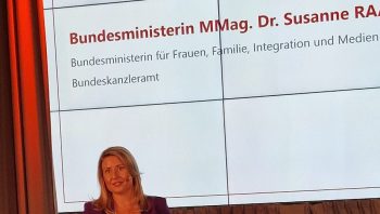Ministerin Dr. Susanne Raab bei der Zertifikatsverleihung familienfreundlicher Unternehmen im Palais Berg am Schwarzenbergplatz