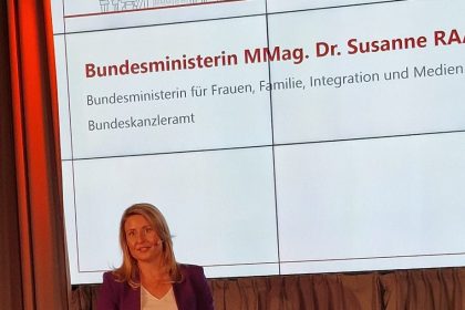 Ministerin Dr. Susanne Raab bei der Zertifikatsverleihung familienfreundlicher Unternehmen im Palais Berg am Schwarzenbergplatz